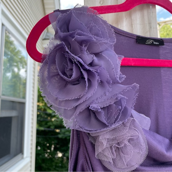 B’leev Drape Front Sleeveless Top with Flower Embellishment Size XL - Picture 7 of 9